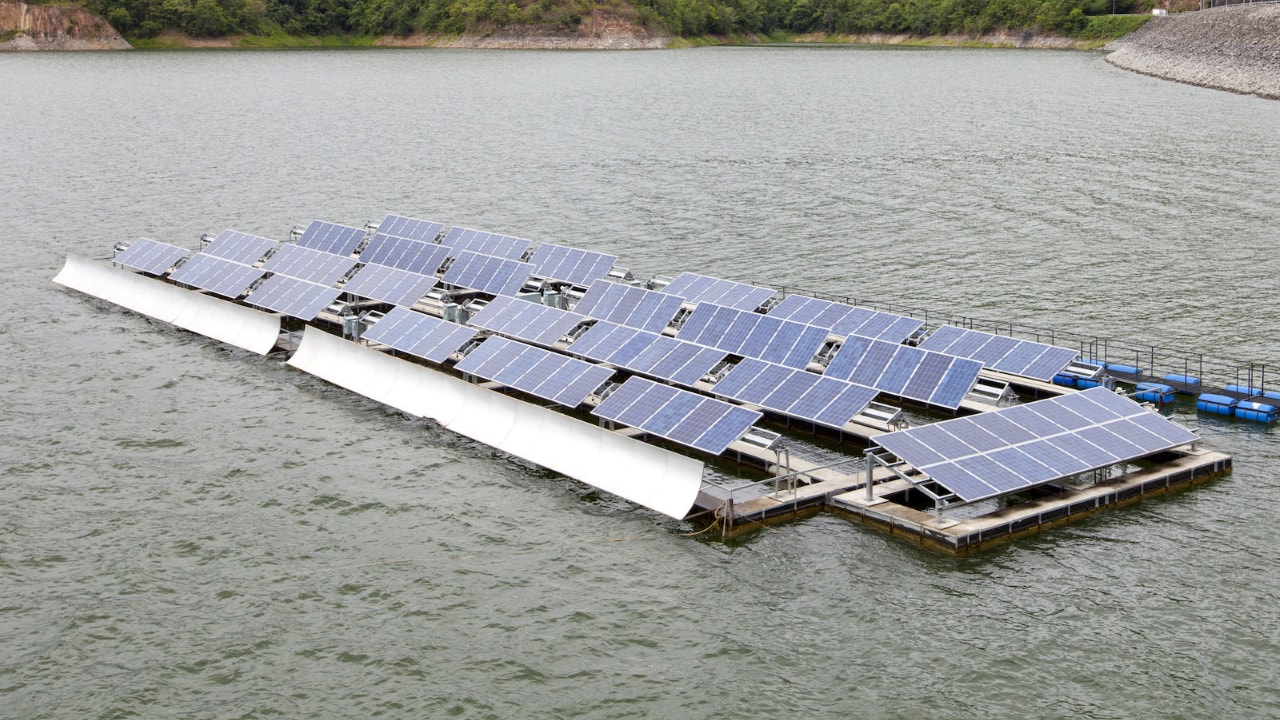 Ako by plávajúce solárne farmy mohli vyrobiť palivo a pomôcť vyriešiť klimatickú krízu